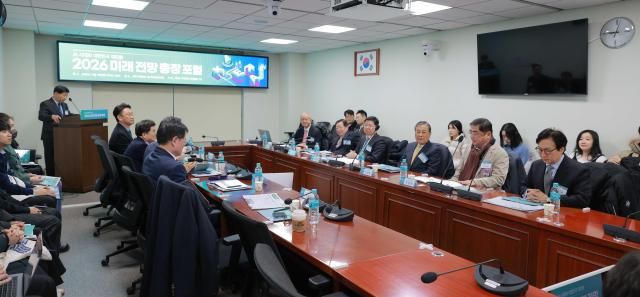 박원재 아주경제 논설고문이 18일 오전 서울 여의도 국회 의원회관에서 열린 2026 미래 전망 총장 포럼에서 개회선언을 하고 있다 20251216사진유대길 기자 dbeorlf123ajunewscom