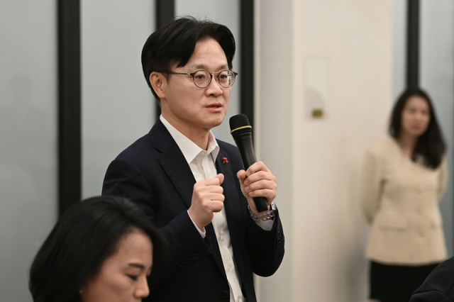 김정관 산업통상부 장관은 17일 오후 세종시 장군면 한식당에서 실장급 이상 간부와 산업통상부 출입기자 60여명이 참석한 가운데 열린 산업부 출입기자단 간담회에 참석했다 사진산업통상부