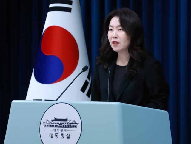 강유정 대변인이 5일 용산 대통령실 기자회견장에서 대통령 손목시계 및 정부부처 업무보고 관련 브리핑을 하고 있다사진연합뉴스