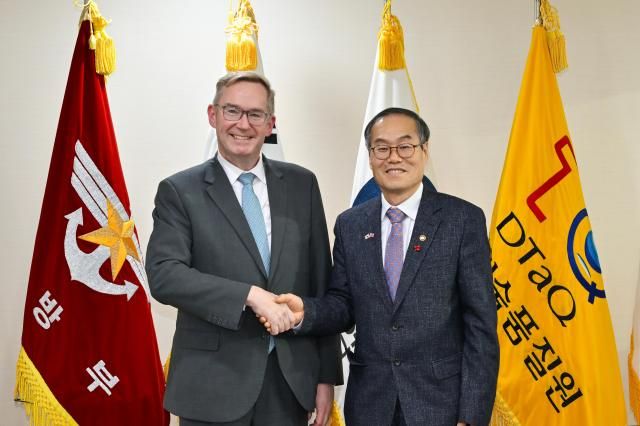 이용철 방위사업청장과 콜린 크룩스 주한 영국대사가 면담 후 기념촬영을 하고 있다 