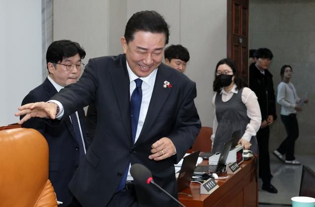 김병기 위원장이 18일 국회에서 열린 운영위원회 전체회의에 참석하고 있다 