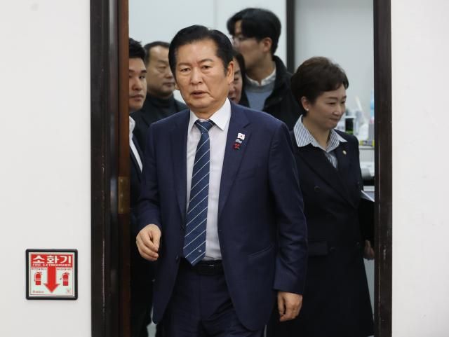  더불어민주당 정청래 대표를 비롯한 당 지도부들이 지난 15일 서울 여의도 국회에서 열린 최고위원회의에 입장하고 있다사진연합뉴스