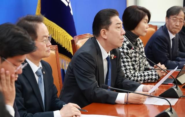 더불어민주당 김병기 원내대표가 18일 국회에서 열린 정책조정회의에 참석해 발언하고 있다사진연합뉴스