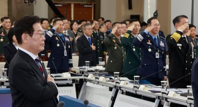이재명 대통령이 18일 서울 용산구 국방부에서 열린 국방부·국가보훈부 업무보고에서 국민의례를 하고 있다 사진연합뉴스 