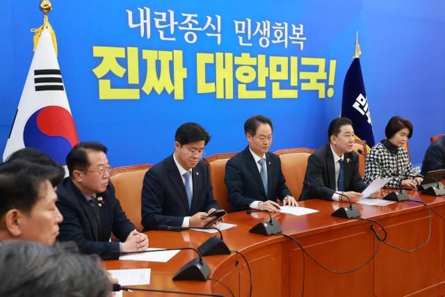 더불어민주당 김병기 원내대표가 18일 국회에서 열린 정책조정회의에 참석해 발언하고 있다사진연합뉴스