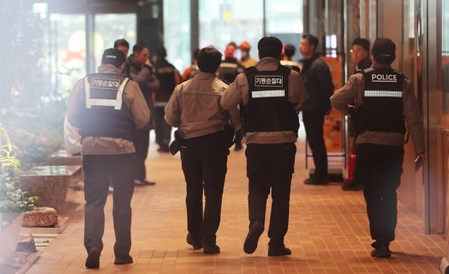 지난 15일 경기 성남시 분당구 카카오 판교아지트 건물에 폭파 협박이 있었다는 사측의 신고가 접수돼 경찰과 군이 수색에 나섰다 사진연합뉴스 