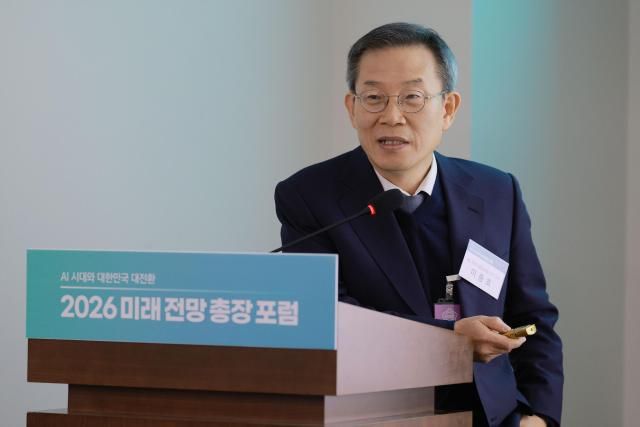 이종호 서울대 전기정보공학부 교수전 과학기술정보통신부 장관가 18일 오전 국회 의원회관에서 열린 2026 미래 전망 총장 포럼에서 AI 대전환이라는 주제로 강연을 하고 있다 사진유대길 기자 dbeorlf123ajunewscom