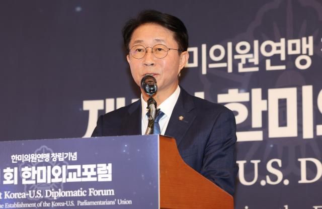 환영사 하는 조정식 의원 서울연합뉴스 이진욱 기자 20일 서울 중구 롯데호텔에서 열린 한미의원연맹 창립기념 제1회 한미외교포럼에서 한미의원연맹 공동회장인 더불어민주당 조정식 의원이 환영사를 하고 있다