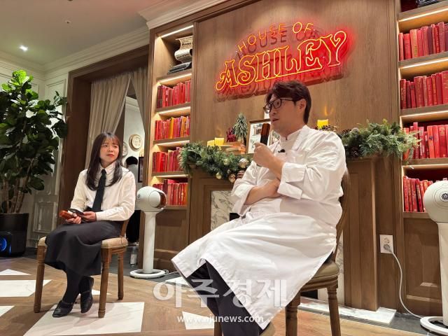 19일 진행된 미디어 프리 오픈 행사에서 제품을 소개하는 오세득 셰프 사진박승호 기자