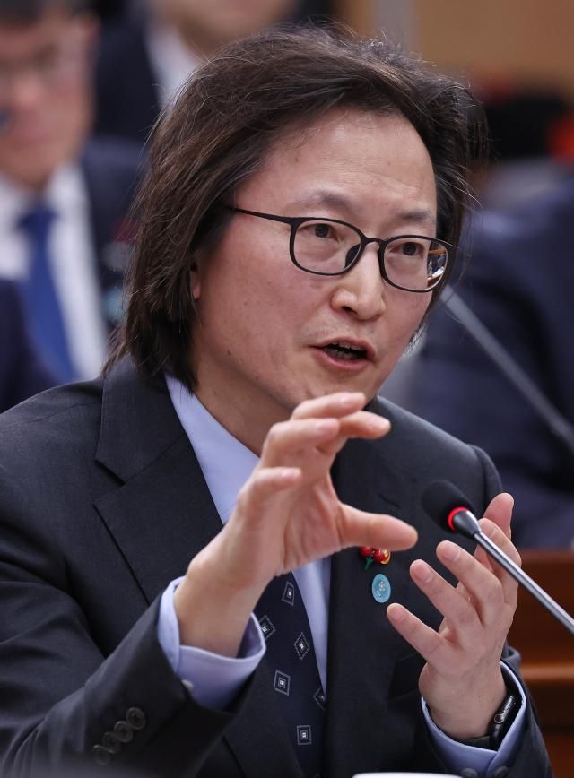 주병기 공정거래위원장이 19일 정부서울청사 별관에서 열린 금융위원회·공정거래위원회 업무보고에서 이재명 대통령의 질문에 답하고 있다 사진연합뉴스