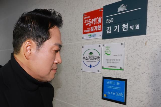 장동혁 국민의힘 대표가 지난 17일 김건희특검팀이 압수수색에 나선 국회의원회관 내 김기현 의원 사무실로 향하고 있다 특검팀은 이날 김건희 여사의 로저비비에 가방 수수 의혹과 관련해 김 의원 사무실과 주거지 등을 압수수색했다 사진연합뉴스