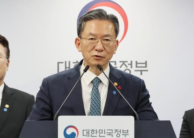 정성호 법무부 장관이 19일 서울 종로구 정부서울청사에서 업무보고 사후 브리핑을 하고 있다 사진연합뉴스