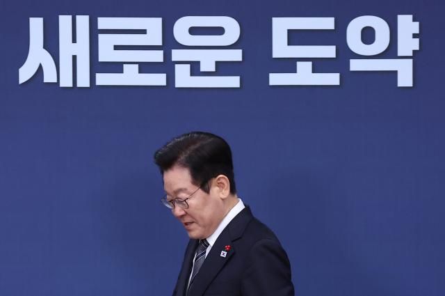 이재명 대통령이 19일 정부서울청사 별관에서 열린 법무부대검찰청·성평등가족부 업무보고에 입장하고 있다 사진연합뉴스