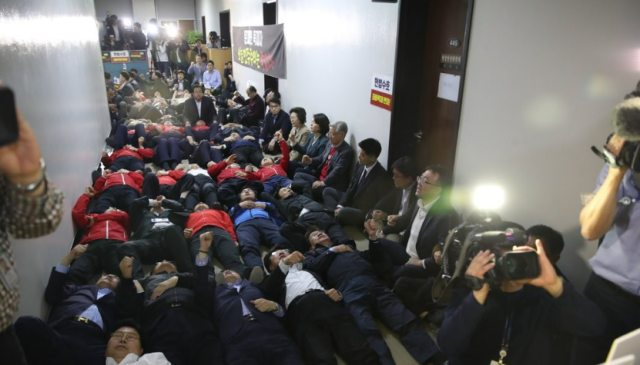 2019년 4월 29일 국회 행정안전위원회 회의실 앞에서 자유한국당 의원과 당직자들이 패스트트랙 지정을 위한 정개특위 개의를 저지하기 위해 바닥에 누워 있다 사진연합뉴스