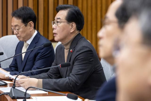 송언석 국민의힘 원내대표가 19일 국회에서 열린 원내대책회의에서 떨어지지 않고 있는 원달러 환율에 대한 정부의 대책 마련을 촉구하는 발언을 하고 있다 사진연합뉴스