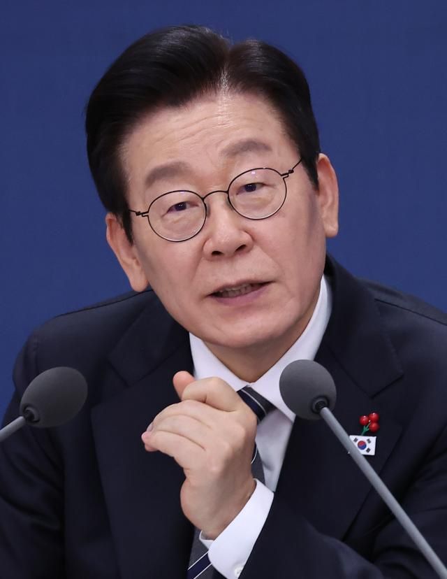 이재명 대통령이 19일 정부서울청사 별관에서 열린 금융위원회·공정거래위원회 업무보고에서 이억원 금융위원장에게 질문하고 있다 사진연합뉴스