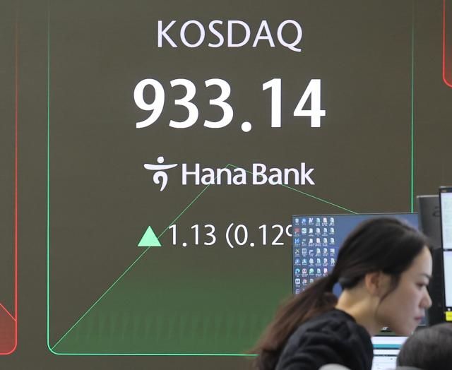 지난 4일 서울 중구 하나은행 딜링룸 현황판에 코스닥지수가 표시돼 있다 이날 코스닥은 장중 시가총액 500조원을 돌파했다 사진연합뉴스