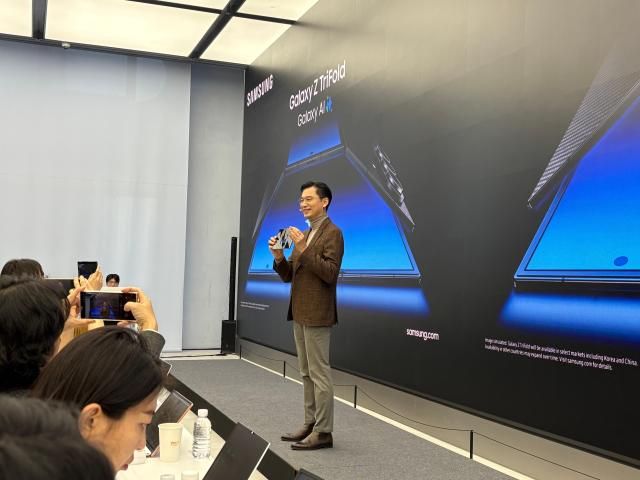 임성택 삼성전자 한국총괄 부사장이 2일 서울 삼성 강남에서 갤럭시 Z 트라이폴드 제품을 공개하고 있다 사진김나윤 기자