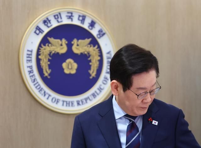 이재명 대통령이 2일 용산 대통령실에서 열린 국무회의에 입장하고 있다사진연합뉴스