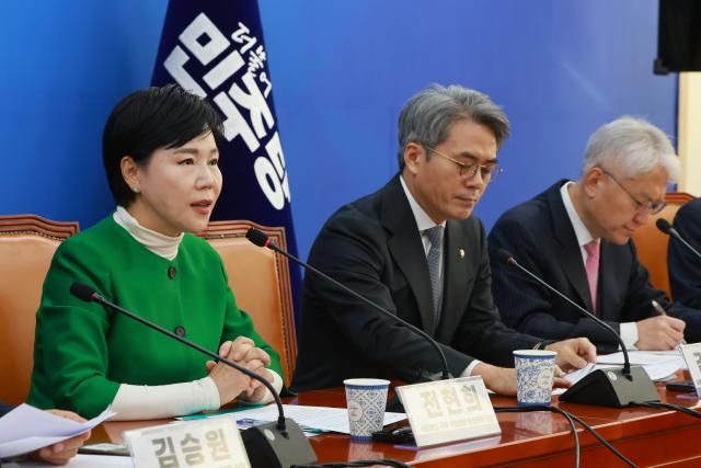 더불어민주당 사법불신 극복 및 사법행정 정상화 태스크포스TF 단장인 전현희 의원이 2일 서울 여의도 국회에서 열린 사법행정 개혁안 보고회에 참석해 발언하고 있다사진연합뉴스