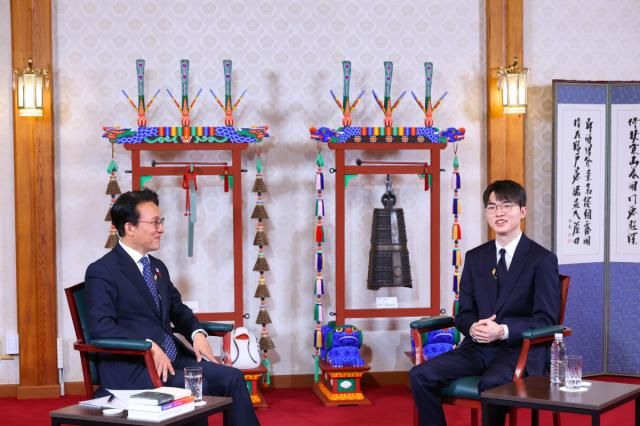 김민석 국무총리왼쪽가 지난 18일 서울 국무총리 공관에서 프로게이머 페이커 이상혁 선수를 초청해 제7차 토론나라 총리의 인터뷰를 진행하고 있다 사진연합뉴스
