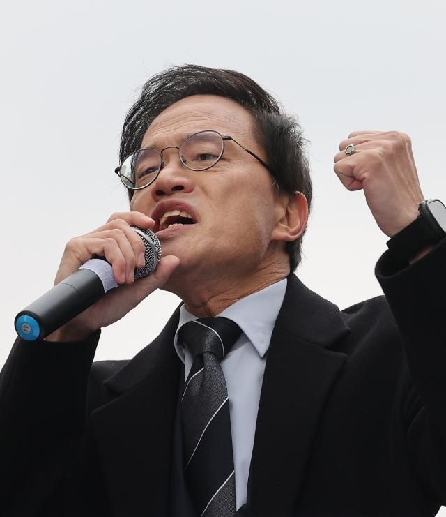 박주민 더불어민주당 의원이 지난 11일 서울 종로구 광화문광장에서 서울시장 출마 선언을 하고 있다 사진연합뉴스