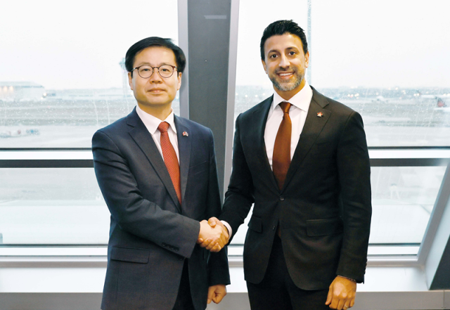 여한구 산업통상부 통상교섭본부장은 18일현지시간 캐나다 토론토에서 마닌더 시두 캐나다 국제통상부 장관과 악수하고 있다사진산업통상부