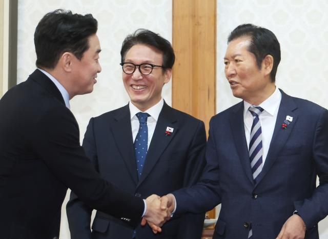 김민석 국무총리가 21일 서울 종로구 삼청동 총리공관에서 열린 고위당정협의회에서 회의 전 더불어민주당 정청래 대표 강훈식 대통령 비서실장과 담소하고 있다 사진연합뉴스