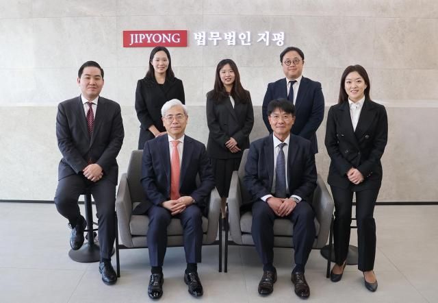 앞줄 좌측부터 반시계 방향 지평 이한길 변호사 최병문 변호사보험팀장 배성진 변호사 임호산 변호사 배기완 변호사 황예인 변호사 김소연 변호사 사진법무법인 지평