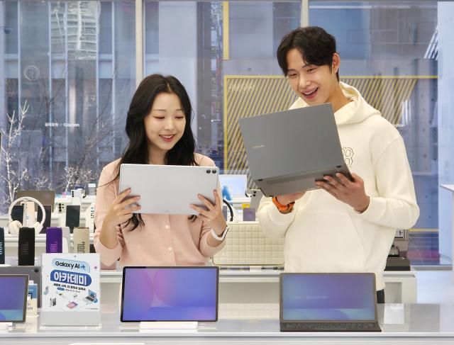 갤럭시 북5 프로와 갤럭시 탭 S11 울트라의 슬림한 디자인과 가벼운 무게를 체험하는 모습 사진삼성전자