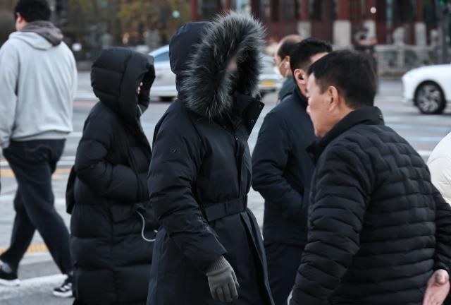 서울 종로구 광화문 세종대로사거리에서 출근길 시민들이 발걸음을 옮기고 있다 사진연합뉴스