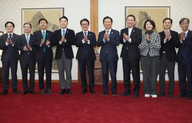 민석 국무총리가 21일 종로구 삼청동 총리공관에서 열린 고위당정협의회에서 참석자들과 기념촬영을 하고 있다 20