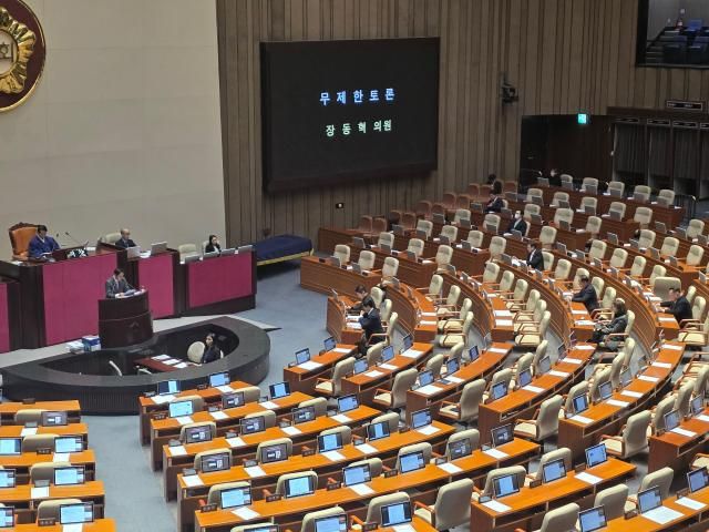 장동혁 국민의힘 대표가 22일 오후 국회 본회의에서 상정된 내란전담재판부 설치법에 대한 필리버스터무제한 토론을 통한 합법적 의사진행 방해를 하고 있다 사진신진영 기자