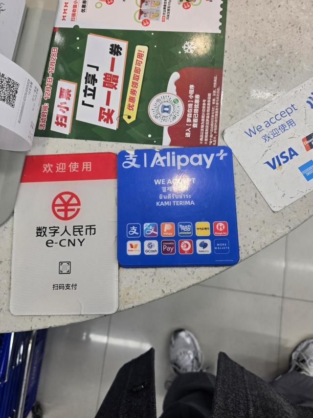 QR결제만 가능한 상하이 한 편의점에 덕지덕지 붙어있는 결제 가능 문구가 다소 낡은 모습 사진이서영 기자