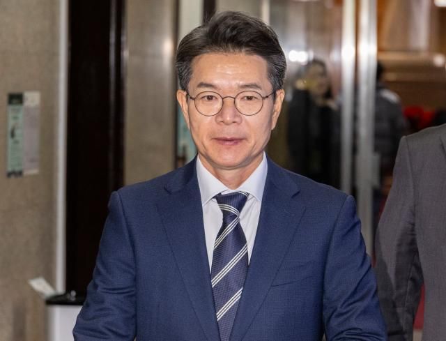 정원오 서울 성동구청장이 22일 더불어민주당 김병기 원내대표를 만나기 위해 국회를 방문해 민주당 원내대표실로 향하고 있다사진연합뉴스