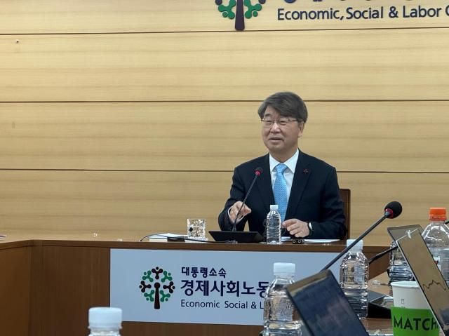 김지형 경제사회노동위원회 위원장이 22일 기자간담회에서 발언하고 있다 사진장선아 기자