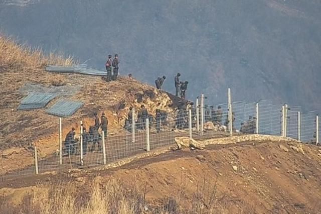 북한군이 동부전선에서 채석작업을 하고 있다 사진합동참모본부 