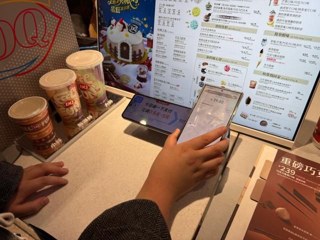 상하이 한 아이스크림 가게에서 기자가 NFC로 결제를 하고 있다 사진이서영 기자