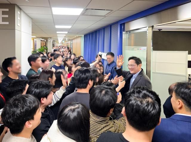 이재용 삼성전자 회장이 22일 삼성전자 화성캠퍼스를 방문해 임직원들과 인사를 나누고 있다 사진삼성전자