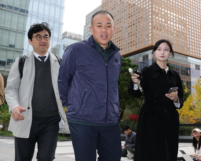 명태균씨가 지난달 8일 여론조사비 대납 의혹을 수사하는 민중기 특별검사팀의 사무실이 마련된 서울 KT광화문빌딩 웨스트에 참고인 조사를 받기 위해 출석하고 있다 사진연합뉴스