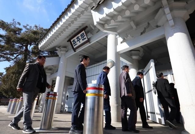 대통령실이 청와대에서 업무를 시작한 22일 기자들이 사용하는 춘추관으로 출입 기자들이 들어가고 있다사진연합뉴스