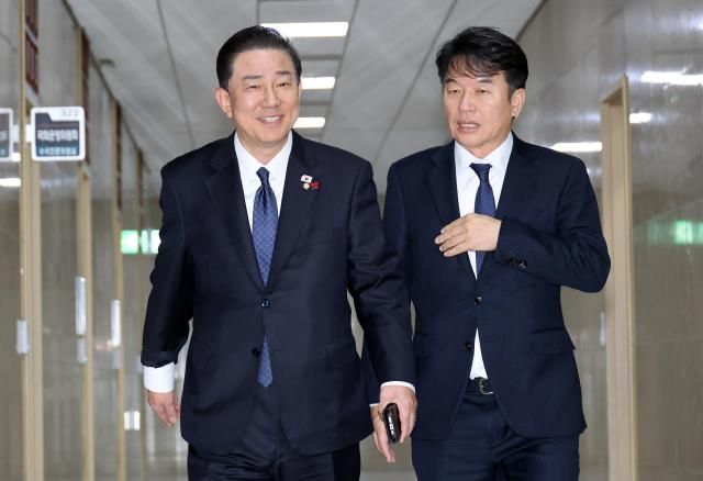 더불어민주당 김병기 원내대표왼쪽와 문진석 원내운영수석부대표가 23일 국민의힘 송언석 원내대표 유상범 원내운영수석부대표와의 회동을 위해 국회 운영위원장실을 향하고 있다사진연합뉴스
