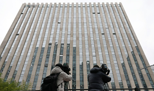 쿠팡 수사 무마·퇴직금 미지급 의혹을 수사하는 안권섭 특검팀이 쿠팡에 대한 강제수사에 착수하며 압수수색 중인 23일 서울 송파구 문정동 쿠팡풀필먼트서비스의 입구 모습 사진연합뉴스