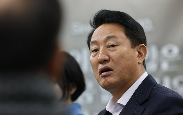 오세훈 서울시장이 지난 17일 서울 관악구 성민종합사회복지관에서 열린 외로움 없는 서울 1주년 기념 현장소통 기자간담회에서 발언을 듣고 있다 사진연합뉴스