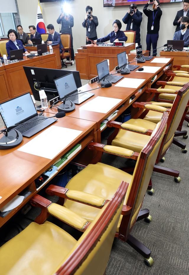 23일 국회에서 열린 과학기술정보방송통신위원회 전체회의에서 국민의힘 의원들이 불참한 가운데 쿠팡 침해사고 및 개인정보 유출 불공정 거래 노동환경 실태 파악과 재발방지 대책 마련을 위한 청문회 실시계획서 채택의 건이 통과되고 있다 