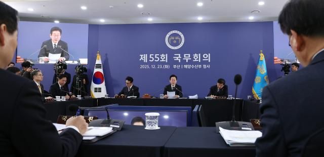 이재명 대통령이 23일 부산 동구 해양수산부 청사에서 열린 국무회의에서 개회를 선언하고 있다 사진연합뉴스