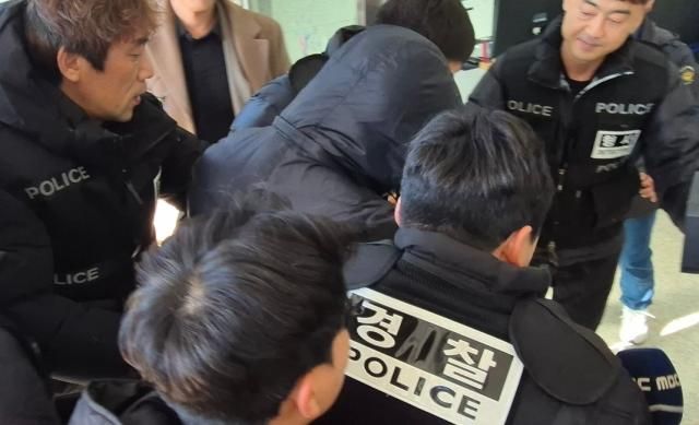 지난 5일 춘천지법 속초지원에 양양군 소속 7급 운전직 공무원 A씨가 구속 전 피의자 심문영장실질심사을 받기 위해 출석하고 있다 A씨는 환경미화원들에게 폭행·강요 등 직장 내 괴롭힘을 했다는 혐의를 받는다 사진연합뉴스