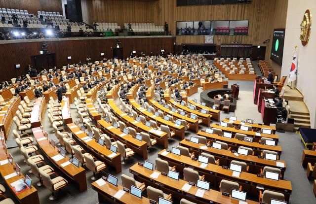  23일 국회에서 열린 12월 임시국회 본회의에서 12·3 윤석열 비상계엄 등에 대한 전담재판부 설치 및 제보자 보호 등에 관한 특별법이 무제한 토론필리버스터 끝에 통과되고 있다사진연합뉴스