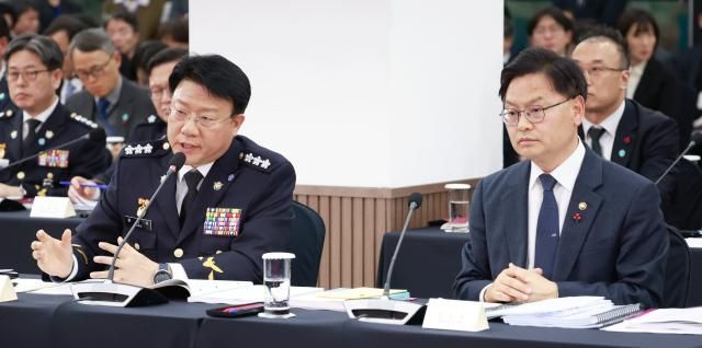 장인식 해양경찰청장 직무대행이 23일 부산 동구 해양수산부 청사에서 이재명 대통령에게 업무보고를 하고 있다 오른쪽은 김성범 해양수산부 장관 직무대행 사진연합뉴스