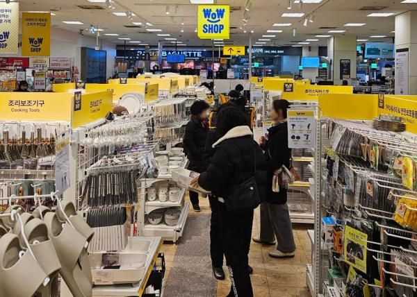 이마트 왕십리점에 있는 와우샵에서 고객들이 물건을 살펴보고 있다 사진홍승완 기자